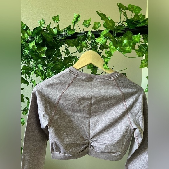 Gymshark Mauve crop top long sleeve - Picture 2 of 3